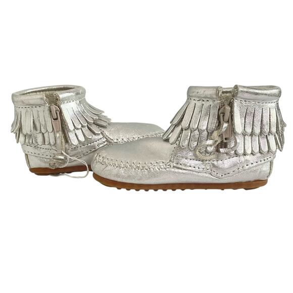 Minnetonka Aria Silver Fringe Moccasin Girls 6 Metallic Ankle Bootie Rubber Sole - Picture 6 of 11
